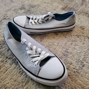 Ikonik Women's textile casual sneaker size 9